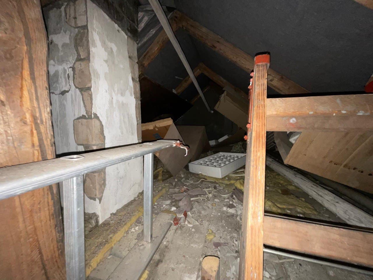 Dachboden mit Holzbalken vor der Entrümpelung
