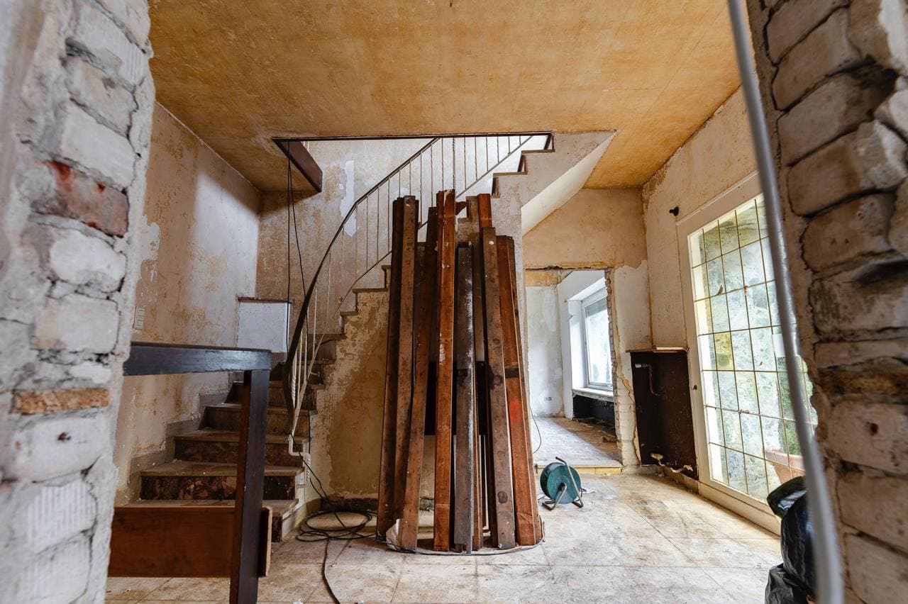 Schmales Treppenhaus in einem Altbau während einer Räumung