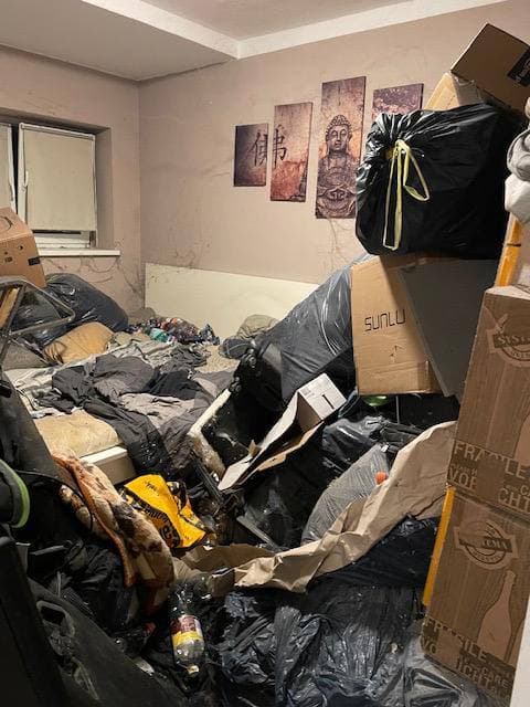 Zimmer mit Müllsäcken und Kartons vor einer Räumung