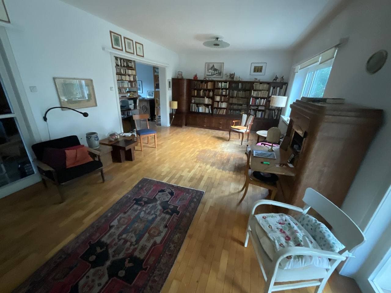 Wohnzimmer mit Bücherregalen vor einer Haushaltsauflösung