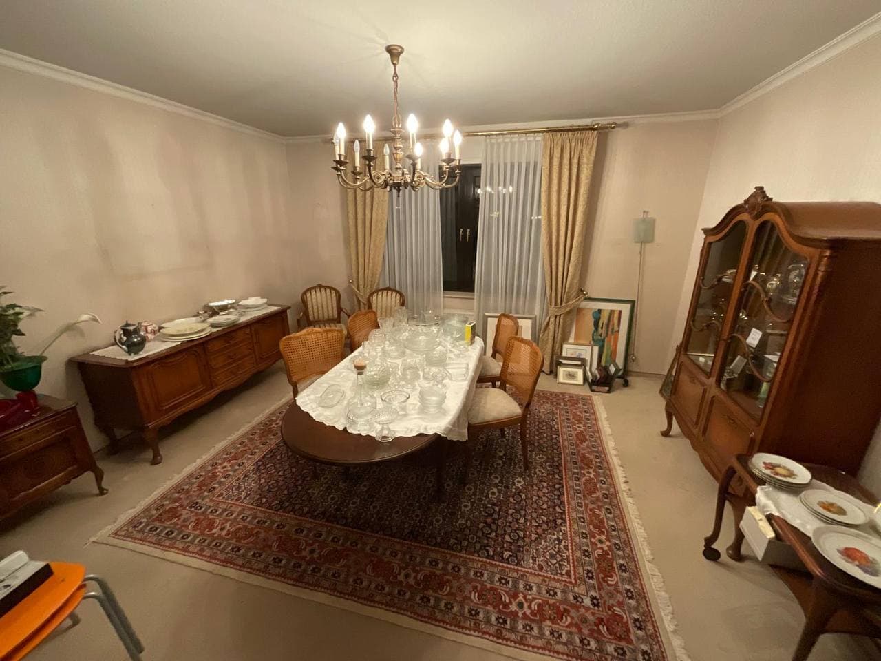 Esszimmer mit Vitrine und Tisch in einer aufzulösenden Wohnung