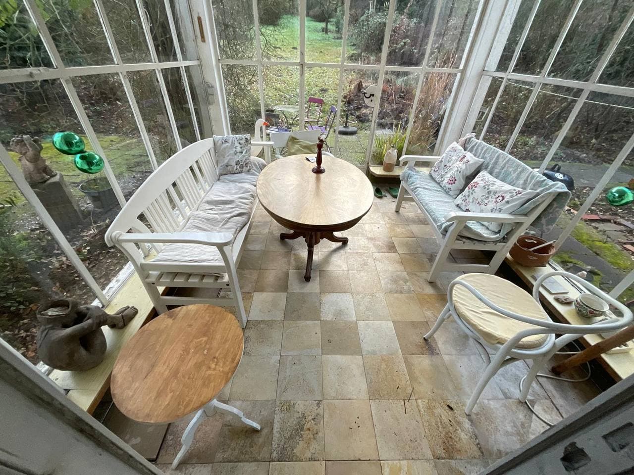 Wintergarten mit Gartenmöbeln und Pflanzen vor der Räumung
