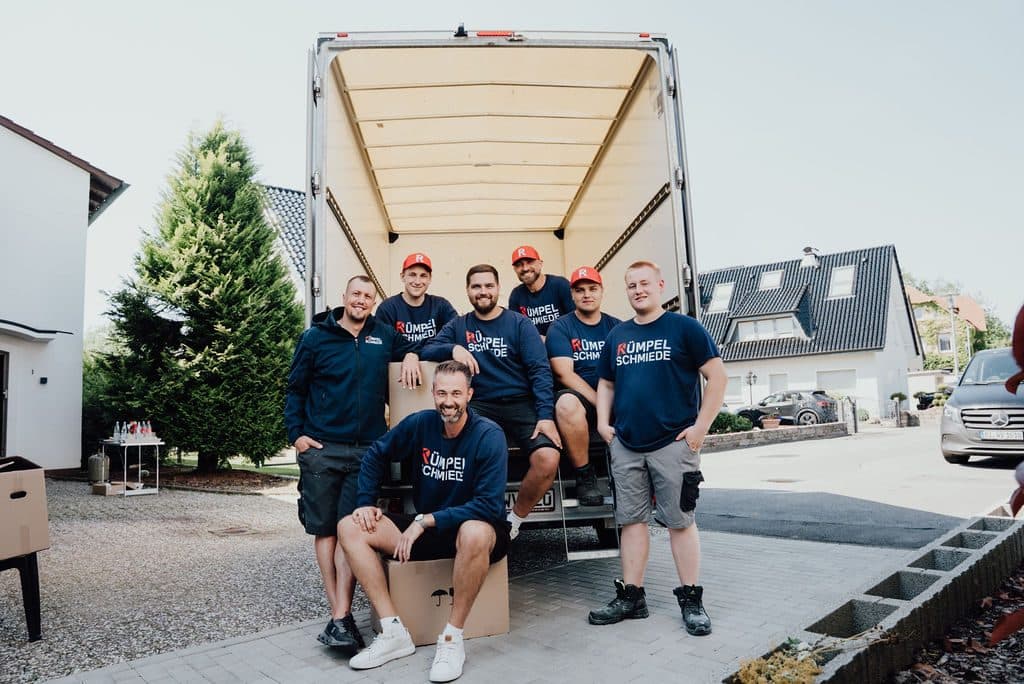 Team der Rümpelschmiede auf der Ladefläche eines LKW