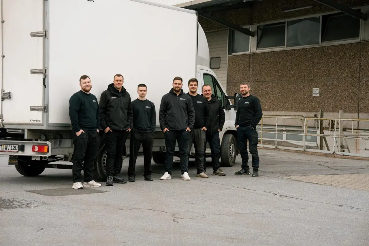 Das Wertvoll Team vor dem Einsatzfahrzeug in Dortmund